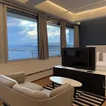 Luxury City Apartment With Skyline View